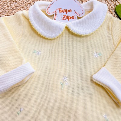 Macacão Tricotil (Tricot 100% Algodão) com Gola e Bordado - Amarelo Florzinhas Delicadas